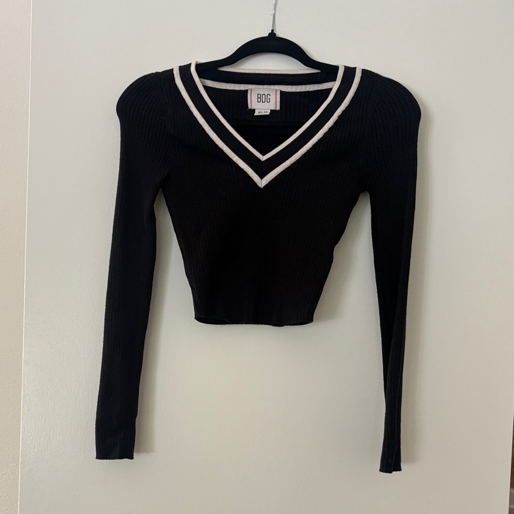 BDG Cropped Ribbed Black Long Sleeve V-Neck Sweater with White Trim